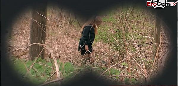 Deutsche Reife Hausfrau mit natur titten auf der Straße abgeschleppt und im Wald gefickt